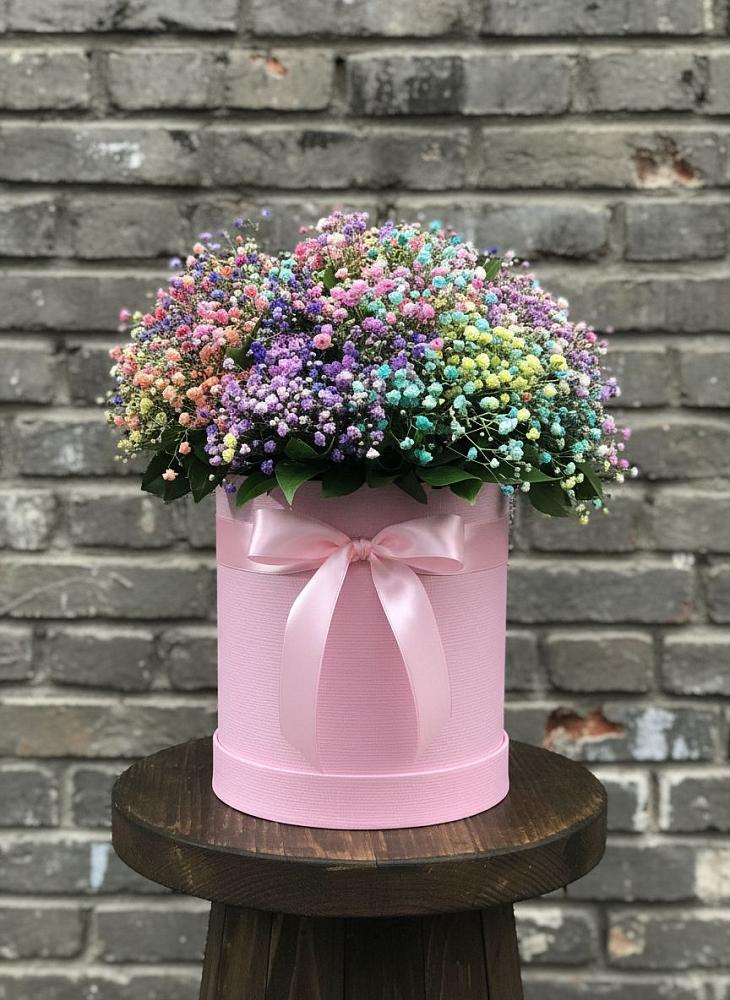 Цветочная композиция из Гипсофила и Розы в шляпной коробке в Новомихайловском