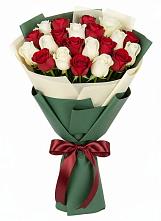 Букет Микс из красных и белых роз в Новомихайловском