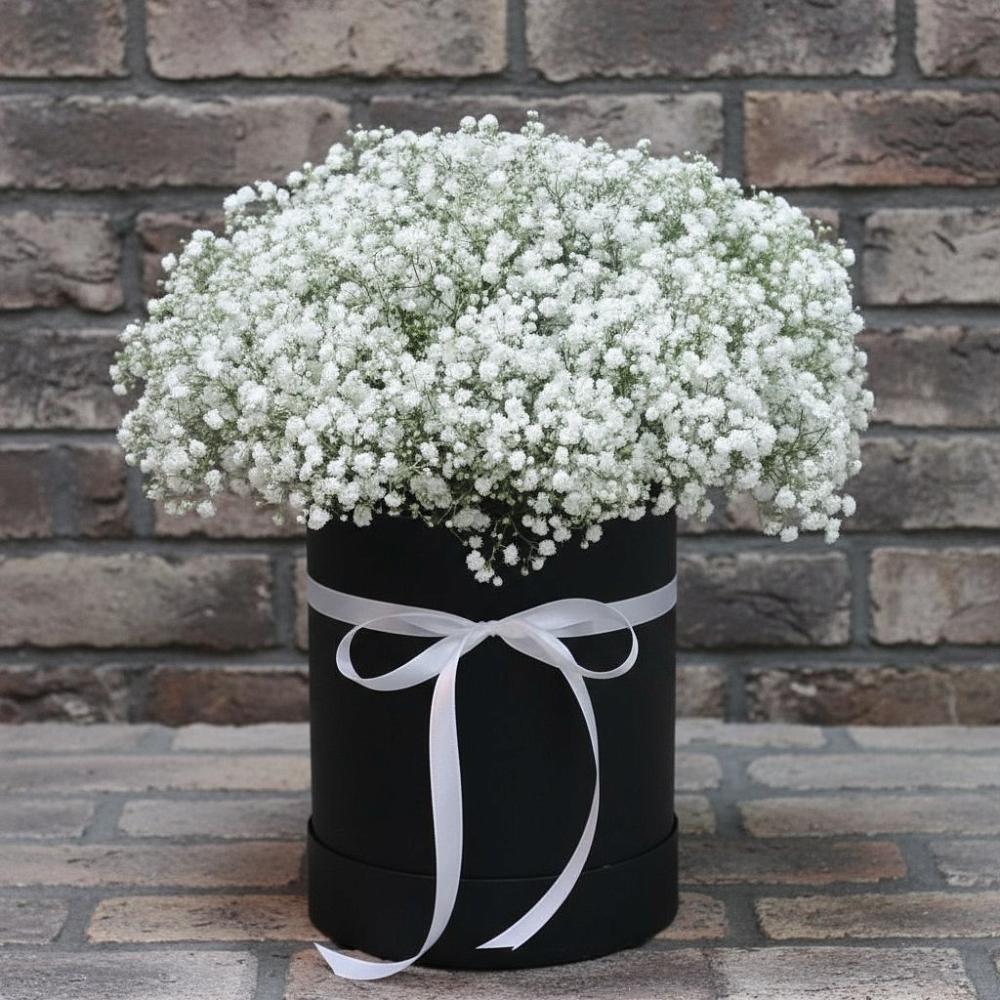 Цветочная композиция из Гипсофила в шляпной коробке в Новомихайловском