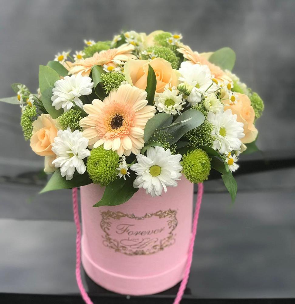 Цветочная композиция из Розы, Герберы и Хризантемы в шляпной коробке в Новомихайловском