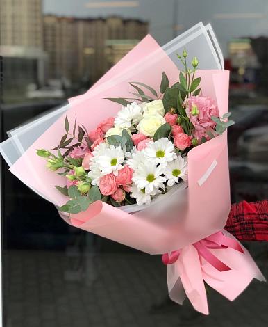 Букет цветов из: Розы, Лизиантусы и Хризантемы в Новомихайловском